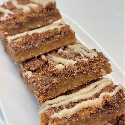 Cinnamon Roll Blondies 