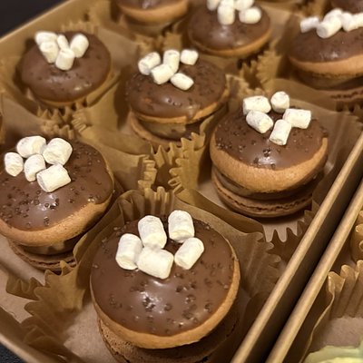 12 Hot Cocoa Macarons