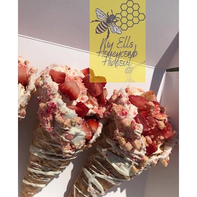 Strawberry Crunch Cheesecake Cones 