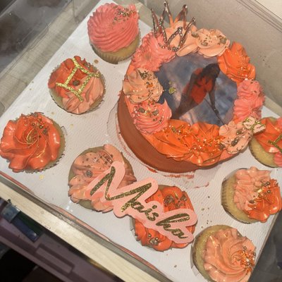 Bento Box ( 6 Inch Cake + 8 Matching Cupcakes ) 