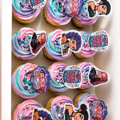 -12 Customized Cupcakes With Edible Or Fake Toppers