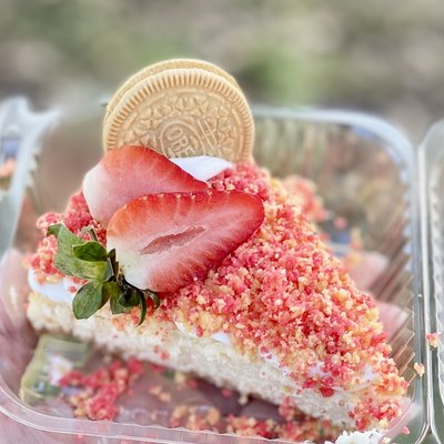 Strawberry Crumble Cheesecake