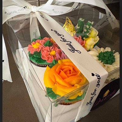 4 Classic  Floral Cupcakes 
