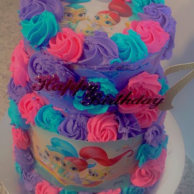 2 Tier Cake With 24 cupcakes 
