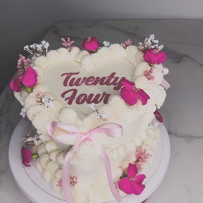 Extra Piping On Sides Of Cake