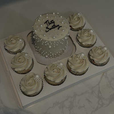 4 Inch Cake with 8 Regular Cupcakes