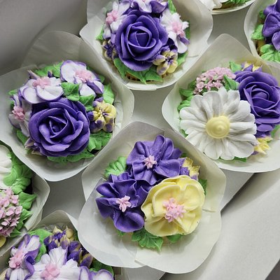 4 Boxed Jumbo Cupcakes ⚘️🏵🌸🌹