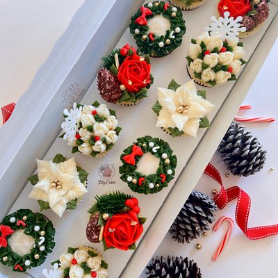 Box of 12 Christmas cupcakes 🎄