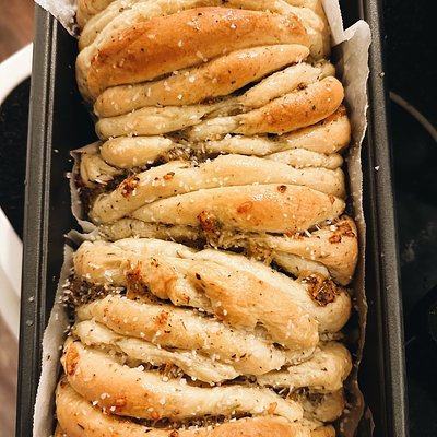 Italian Garlic Pull Apart Bread Loaf