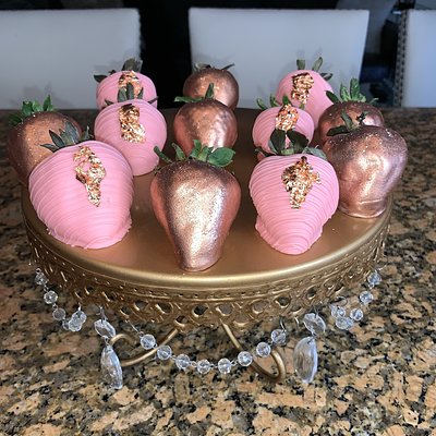 Rose Gold & Blush Chocolate Covered Strawberries 