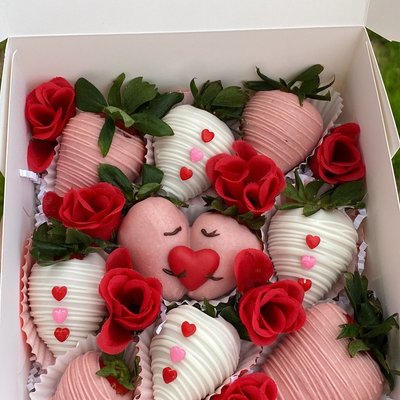 8 count chocolate strawberries (choice 2)