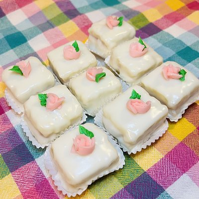 Petit fours