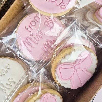 Hen's Party Bow Theme