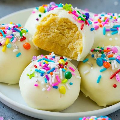 6ct Cake Pops with 12ct Drizzled Strawberries