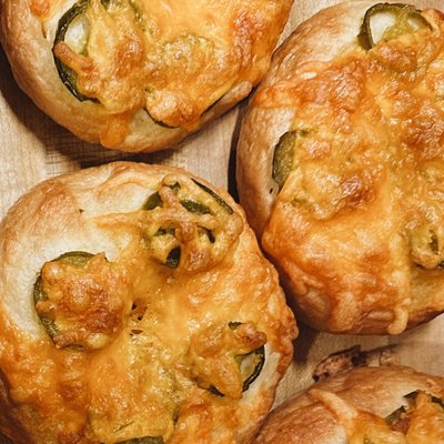 8 pack Jalapeño Cheddar Bagels