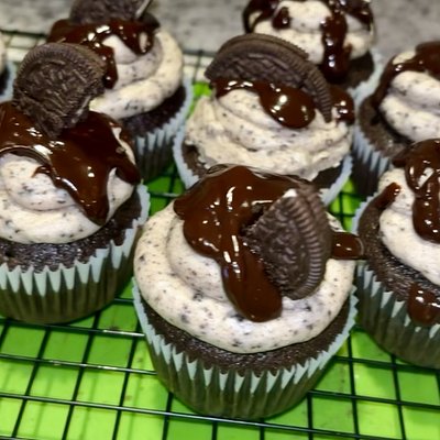Cookies ‘N’ Cream Cupcake W/ Chocolate Ganache 