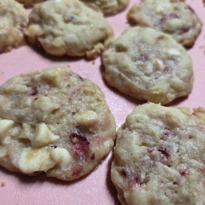 Strawberry And Cream Cookies