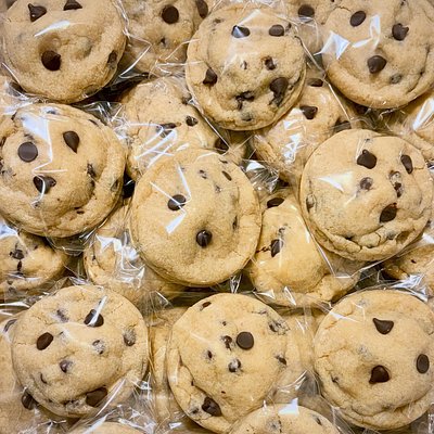 (12ct.- Large: 4oz) Classic Chocolate Chip Cookies