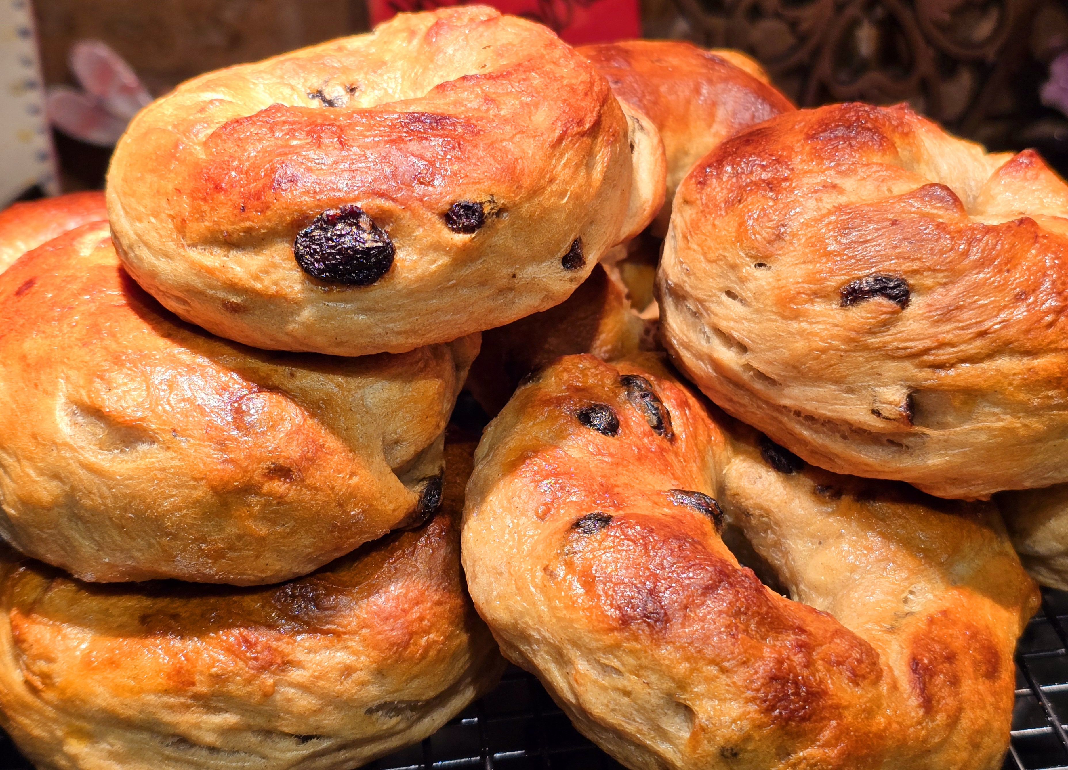 Cinnamon Raisin Bagels.  (8) 