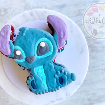 Character Macaron Cake 