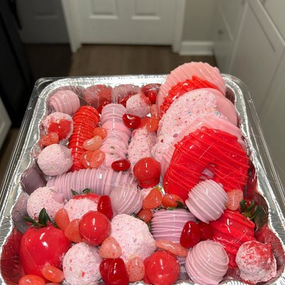 Medium Candied Fruit Tray (4 Strawberries, 14 Grapes, 6 Pineapples, 4 Pickles)
