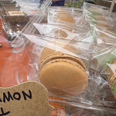 12 Cinnamon Roll Macarons