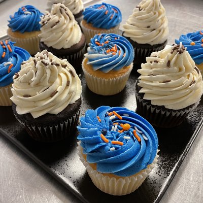 Cupcakes 🧁 (6 Vanilla and 6 Chocolate)