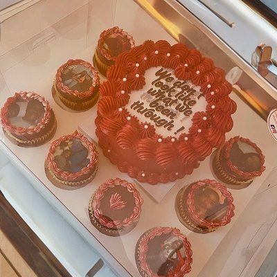 Bento Cake With 8 Cupcakes 