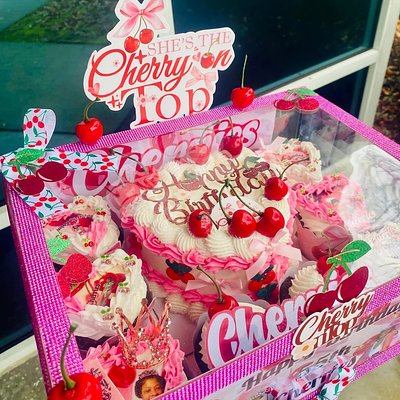 Cake/ Cupcake 6inch 2layer w/ 8 Custom Themed Cupcakes 