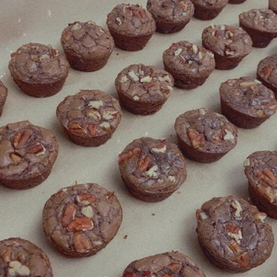Turtle Brownie Bites Snack Box (12)