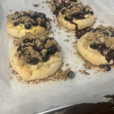 Blueberry Crumble Bun