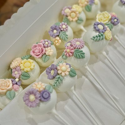 Custom Cake Pops