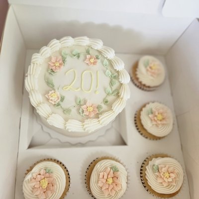 Dinner Party Cake Set ( 5" Cake + 5 Cupcakes)