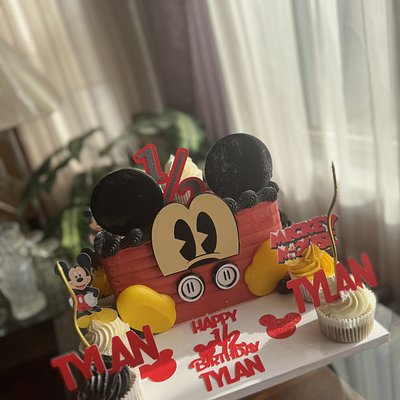 1/2 Birthday Cake With Cupcakes(3 Layers)