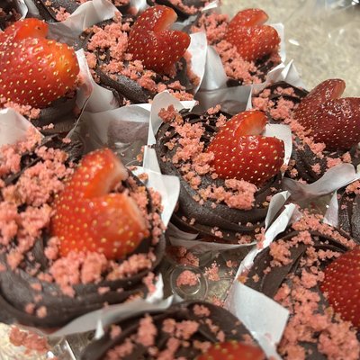 Chocolate “Covered” Strawberry Cupcakes 