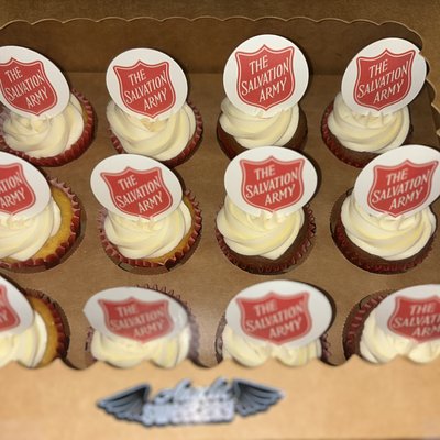 Cupcakes w/ Custom Toppers