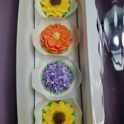 4 Boxed Standard Size Cupcakes. 🧁💐🌹🌸