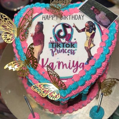 8 Inch Heart Cakes (2 layers)