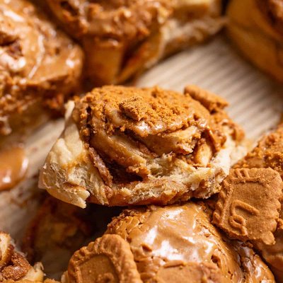 Brown Butter Biscoff Cinnamon Rolls 