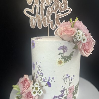 Floral Petals & Prosecco Cake