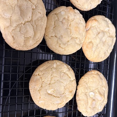 Macadamia White Chocolate Cookie