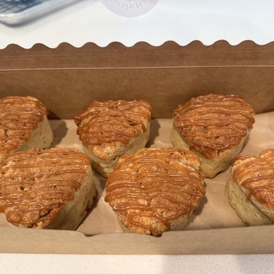 Caramel Apple Cinnamon Scones With A Caramel Drizzle (6)