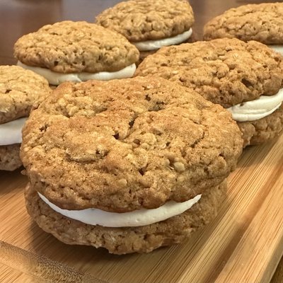 Oatmeal Crème Pies (4 ct)