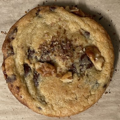 12 Chocoalte chip cookies With Walnuts 