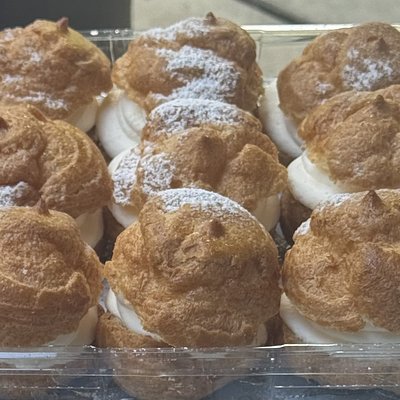 Deliciosos postres cream Puffs rellenos de with cream, escarchados de azúcar con un sabor a mantequilla, 