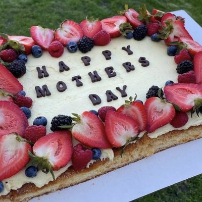 Churro Cheese Cake With Chocolate Covered Strawberries