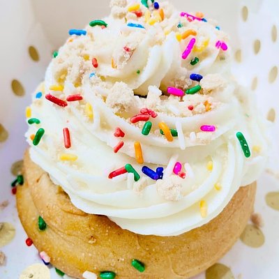 Funfetti Cinnamon Rolls With Icing And Birthday Cake Crumbles (6)