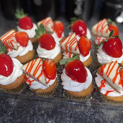 Signature Flavor Cupcakes (12)