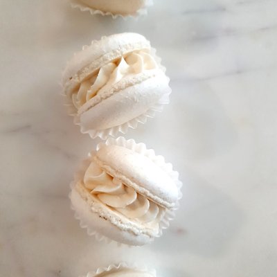 Vanilla Macarons 8 Pc