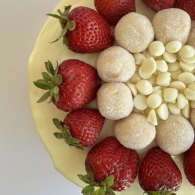 White Chocolate Strawberry 8"